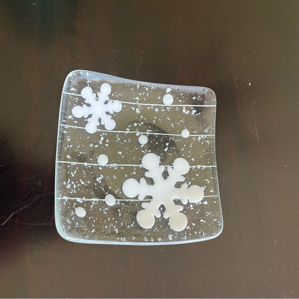 Glass snowflake dish - Picture 2 of 3
